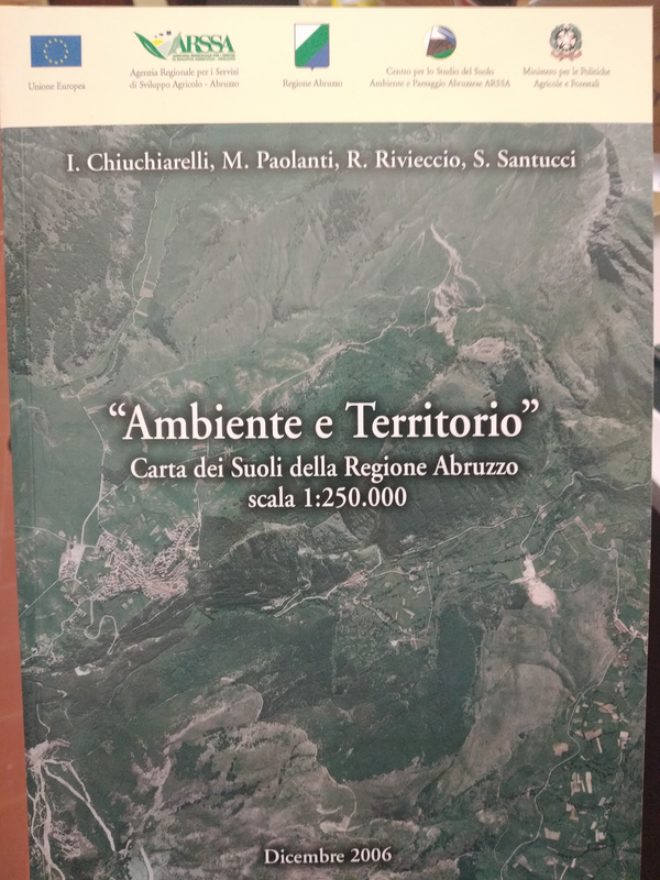 Copertina di "Suoli e paesaggi d'Abruzzo". "Ambiente e territorio" Carta dei suoli della Regione Abruzzo scala 1:250.000